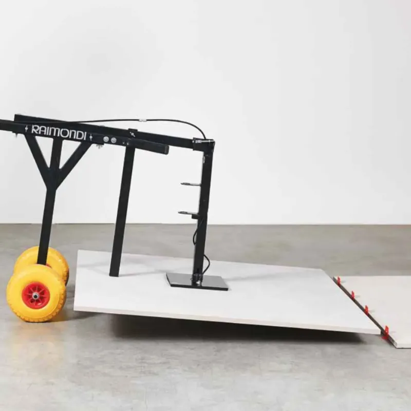 Movimentazione e posa di piastrelle con ventosa a batteria TSX Raimondi Nieuw