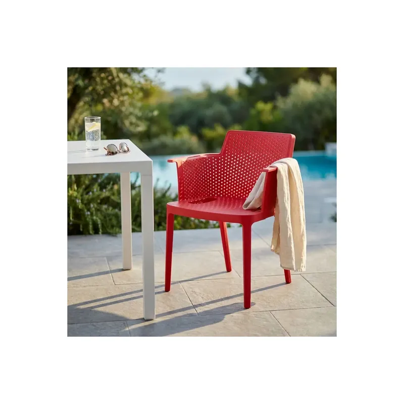 Poltrona da giardino impilabile in polipropilene rossa Cathy Gereduceerde Prijs