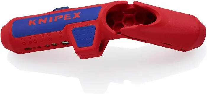 Utensile spellacavi universale Knipex Ergostrip 1695-01SB r r r Per spelare in modo rapido e preciso i cavi elettrici più comuni a sezione tonda e i cavi per ambienti umidi (ad es. cavi NYM 3 x 1,5 mm² fino a 5 x 2,5 mm²), cavi per trasmissione dati (ad es. Twisted-Pair) e cavi coassiali r Struttura innovativa e ergonomica con manico a pistola per l‘intaglio, la spelatura e un taglio longitudinale facile del rivestimento r Punta conica, sottile per un migliore accesso in spazi ristretti r Dispositivo spelacavi per le sezioni 0,2 / 0,3 / 0,8 / 1,5 / 2,5 / 4 mm² r Inserimento facilitato di conduttori unipolari per la spelatura grazie ai divisori di posizionamento r Con molla di ritorno e nottolino di arresto r Facile inserimento di cavi coassiali e per trasmissione dati grazie all’ausilio di apertura r Design multicomponente con inserto in morbida resina sintetica per una comoda maneggevolezza e una presa sicura r Corpo in stabile resina sintetica rinforzata con fibra di vetro. r r
", "sku" "09747487", "brand" { "@type" "Thing", "name" "KNIPEX" }, "offers" { "@type" "Offer", "priceCurrency" "EUR", "price" "54.30", "itemCondition" "http //schema.org/NewCondition", "availability" "http //schema.org/InStock", "url" "https //www.toolshopitalia.it/shop/pinze-tronchesi-strettoi/utensile-spellacavi-universale-knipex-ergostrip-1695-01sb", "seller" { "@type" "Organization", "name" "ToolShop Italia - Ferramenta Online" } }
} Express Levering