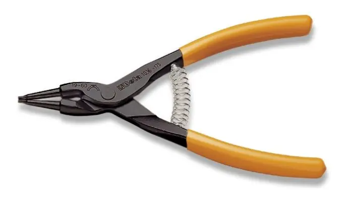 Pinze a becchi diritti per anelli elastici BETA 1036 r r r La pinza seeger Beta 1036, a becchi diritti, è ideale per installare e rimuovere anelli elastici di sicurezza da alberi, svolgendo una funzione di fissaggio. r Grazie alla molla di ritorno, questa tipologia di pinza agisce aprendo il seeger (anello elastico), consentendo l‘applicazione all‘esterno dell‘albero o dell‘asta. r I becchi dritti perm ettono di operare in modo più efficace e preciso sull‘anello che si sta installando o rimuovendo. r r r
Caratteristiche r r r Finitura superficiale verniciata per cataforesi, estremamente resistente alla corrosione r Realizzata in acciaio per molle al silicio r Punte e becchi forgiati in un corpo unico per una maggiore robustezza, sicurezza e precisione r La geometria delle punte, inclinate verso l‘esterno, è studiata per ottenere sicurezza e precisione durante l‘operazione di montaggio e smontaggio dell‘anello elastico r Molla di ritorno resistente all’usura r Manici in PVC per una presa sicura e confortevole r Conforme alla normativa UNI7915 DIN5254 r Su ogni pezzo è indicato il range di diametri degli anelli elastici per i quali è indicata r Durezza HRC 51÷53 r r r r r r
", "sku" "09707160", "brand" { "@type" "Thing", "name" "BETA UTENSILI" }, "offers" { "@type" "Offer", "priceCurrency" "EUR", "price" "21.75", "itemCondition" "http //schema.org/NewCondition", "availability" "http //schema.org/InStock", "url" "https //www.toolshopitalia.it/shop/pinza-per-anelli-elastici-a-becchi-diritti-beta-1036-l-140x0-9-mm", "seller" { "@type" "Organization", "name" "ToolShop Italia - Ferramenta Online" } }
} Speciale Aanbieding