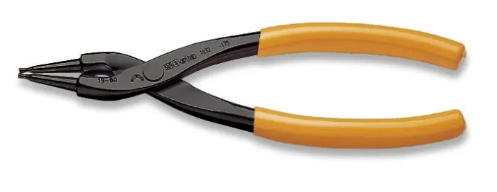 Pinze a becchi diritti per anelli elastici BETA 1032 r r r La pinza seeger Beta 1032 è realizzata in acciaio per molle, materiale che garantisce un‘ottima resistenza alla rottura. Per dare ulteriore robustezza e durevolezza alla pinza, i becchi dritti e le punte vengono stampate in un corpo unico. r Sulle pinze Beta è stampato il range di diametri degli anelli per i quali sono indicate. In questo modo sarà più semplice individuare la pinza corretta ed effettuare una lavorazione efficace. r r r
Caratteristiche r r r Verniciatura per cataforesi, trattamento che assicura un‘elevata protezione dalla corrosione e dagli agenti chimici r Realizzata in acciaio per molle al silicio r Punte e becchi stampati in un corpo unico r Stampaggio a freddo per una maggiore tenacità della pinza r Manici in PVC per una presa sicura r UNI 7914 DIN 5256 r Manici rivestiti PVC r r r r r r
", "sku" "09707115", "brand" { "@type" "Thing", "name" "BETA UTENSILI" }, "offers" { "@type" "Offer", "priceCurrency" "EUR", "price" "20.30", "itemCondition" "http //schema.org/NewCondition", "availability" "http //schema.org/InStock", "url" "https //www.toolshopitalia.it/shop/pinza-becchi-diritti-per-anelli-elastici-beta-1032-l-140x0-9-mm", "seller" { "@type" "Organization", "name" "ToolShop Italia - Ferramenta Online" } }
} Gecertificeerd