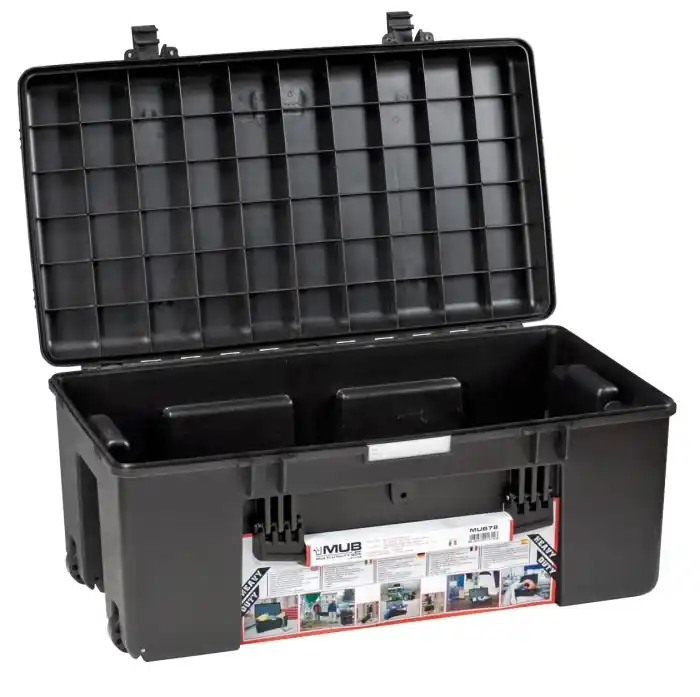 Nieuw Contenitore Box porta utensili in polipropilene GT-LINE MUB 78 r r r MUB Multi Utility Box - Contenitore leggero e resistente realizzato in polipropilene stampato ad iniezione, caratterizzatoda una grande capacità di carico. r Ideale per essere utilizzato nei settori edile, nautico, dei trasporti e dell’outdoor. r r r
Caratteristiche generali r r r Adatto per uso esterno r Resistente agli urti e agli agenti chimici r Resistente alle alte e basse temperature r Predisposizioni laterali per il fissaggio r Nervature di rinforzo nel coperchio r Ruote e maniglia per uso trolley r Maniglione frontale r Maniglie laterali per trasporto a due r Predisposizioni per lucchetto r Impilabile e leggero r r r r
", "sku" "09508798", "brand" { "@type" "Thing", "name" "GT LINE VALIGIE" }, "aggregateRating" { "@type" "AggregateRating", "ratingValue" "5.00", "reviewCount" "1" }, "offers" { "@type" "Offer", "priceCurrency" "EUR", "price" "139.00", "itemCondition" "http //schema.org/NewCondition", "availability" "http //schema.org/InStock", "url" "https //www.toolshopitalia.it/shop/valigie-cassettiere-organizer/baule-porta-utensili-in-polipropilene-gt-line-mub-78", "seller" { "@type" "Organization", "name" "ToolShop Italia - Ferramenta Online" } }
}