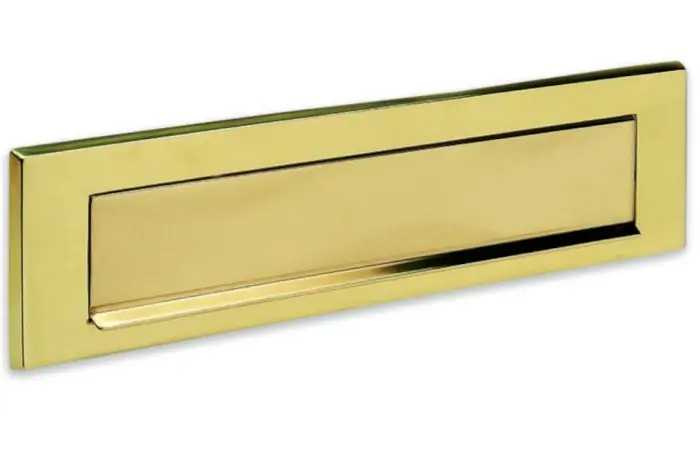Bestel Nu Placca buca lettere di grandi dimensioni 330x85 mm Silmec 10-661.61 in ottone lucido r r r Placca S /600 di grandi dimensioni realizzata in ottone, grazie al design semplice e moderno risponde alle esigenze di eleganza e serietà. r L’apertura imbucalettere è protetta da portina oscillante verso l’esterno. r E’ ideale per essere installata nel proprio ingresso, permettendo la raccolta della corrispondenza e il ritiro nel lato posteriore. r Corredata da viti per un fissaggio sicuro. r dimensioni 330 x 85 mm r apertura imbuca lettere di dimensioni 270 x 45 mm r protetta da portina oscillante verso l’esterno r Completa di viti per il fissaggio r r r r
", "sku" "09599130", "brand" { "@type" "Thing", "name" "SILMEC" }, "offers" { "@type" "Offer", "priceCurrency" "EUR", "price" "70.35", "itemCondition" "http //schema.org/NewCondition", "availability" "http //schema.org/InStock", "url" "https //www.toolshopitalia.it/shop/cassette-postali/placca-buca-lettere-330x85-mm-grande-in-ottone-lucido-silmec-10-661-61", "seller" { "@type" "Organization", "name" "ToolShop Italia - Ferramenta Online" } }
}
