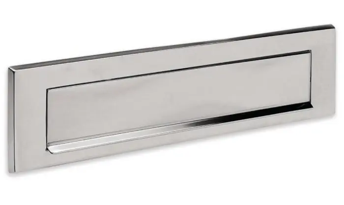 Placca buca lettere 330x85 mm Silmec 10-661.68 in ottone cromato satinato r r r Placca S /600 di grandi dimensioni realizzata in ottone, grazie al design semplice e moderno risponde alle esigenze di eleganza e serietà. r L’apertura imbucalettere è protetta da portina oscillante verso l’esterno. r E’ ideale per essere installata nel proprio ingresso, permettendo la raccolta della corrispondenza e il ritiro nel lato posteriore. r Corredata da viti per un fissaggio sicuro. r Dimensioni placca 330 x 85 mm r Apertura imbuca lettere dimensioni 270 x 45 mm r Protetta da portina oscillante verso l’esterno r Completa di viti per il fissaggio r r r r
", "sku" "09638235", "brand" { "@type" "Thing", "name" "SILMEC" }, "offers" { "@type" "Offer", "priceCurrency" "EUR", "price" "91.00", "itemCondition" "http //schema.org/NewCondition", "availability" "http //schema.org/InStock", "url" "https //www.toolshopitalia.it/shop/cassette-postali/placca-buca-lettere-330x85-mm-silmec-10-661-68-cromo-satinato", "seller" { "@type" "Organization", "name" "ToolShop Italia - Ferramenta Online" } }
} Beperkt Aanbod