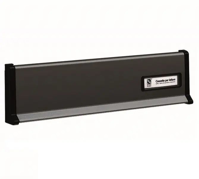 Placca bucalettere grande Silmec 10-650.84 in alluminio verniciato grigio ferro r r r Placca S /600 di grandi dimensioni con design elegante, moderno e raffinato è pensata per dare importanza all’estetica, pur rimando economica. r Munita di portanome applicato alla portina, è ideale per essere installata nel proprio ingresso, permettendo la raccolta della corrispondenza e il ritiro nel lato posteriore. r Corredata da viti per un fissaggio sicuro. r Dimensioni placca 376 x 90 mm r Apertura imbuca lettere di dimensioni 352 x 42 mm r Protetta da portina oscillante verso l’esterno (formato DIN B4) r Dotata di telaio e di portanome in ABS color nero r r r r
", "sku" "09763944", "brand" { "@type" "Thing", "name" "SILMEC" }, "offers" { "@type" "Offer", "priceCurrency" "EUR", "price" "29.40", "itemCondition" "http //schema.org/NewCondition", "availability" "http //schema.org/InStock", "url" "https //www.toolshopitalia.it/shop/cassette-postali/placca-buca-lettere-376-x-90-mm-in-alluminio-verniciato-grigio-ferro-silmec-10-650-84", "seller" { "@type" "Organization", "name" "ToolShop Italia - Ferramenta Online" } }
} Shop Nu