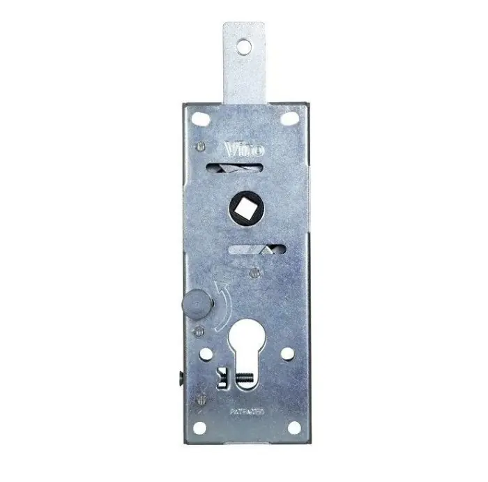 Bestseller Serratura per porte basculanti corazzabile VIRO 1.8234.1A r r r Le serrature multipunto 1.8234 sono intercambiabili con le più diffuse serrature per basculanti (con interasse 70 mm) già installate e sono corazzabili con la semplice applicazione di una rosetta di sicurezza. r r r
CARATTERISTICHE GENERALI r r r Struttura e componenti interni in acciaio zincato. r Fori passanti a norma DIN per l‘applicazione di rosetta di sicurezza. r Catenacci in acciaio di spessore 3 mm. con fori filettati. r Corsa dei catenaccio verticale 24 mm r Punti di chiusura 1 r Numero catenacci 1 r Quadro maniglia mm. 8 r Interasse mm. 70 r Peso 615g r r r
Meccanismo r r r Predisposte per mezzo cilindro profilato con nottolino DIN o universale r Interasse 70 mm.; fori di fissaggio asolati per la massima intercambiabilità coi modelli in commercio; r Azionamento dei catenaccio con maniglia interna ed esterna r Quadro maniglia 8 mm r Nottolino del quadro maniglia in acciaio sinterizzato r Apertura dall’esterno con chiave, dall‘interno con pomolo rotante non afferrabile dal lato esterno con strumenti da scasso r Fornite con vite di fissaggio in acciaio zincato per il cilindro r r
", "sku" "09697089", "brand" { "@type" "Thing", "name" "VIRO" }, "offers" { "@type" "Offer", "priceCurrency" "EUR", "price" "27.90", "itemCondition" "http //schema.org/NewCondition", "availability" "http //schema.org/InStock", "url" "https //www.toolshopitalia.it/shop/serrature-e-accessori/serratura-per-porte-basculanti-corazzabile-viro-1-8234-1a", "seller" { "@type" "Organization", "name" "ToolShop Italia - Ferramenta Online" } }
}