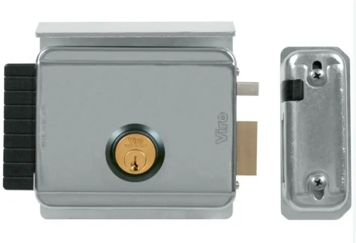 Elettroserratura 12V per porte e cancelli pedonali VIRO 8992.E794 (V97) E=50 /80MM r r r VERSIONE DESTRA (.1) O SINISTRA (.2) r Le serrature elettriche V97 sono applicabili su porte, portoni e cancelli pedonali, situati all‘interno o all‘esterno, e sono intercambiabili con le più diffuse serrature elettriche già installate, spesso mantenendo anche la precedente controbocchetta. r Caratteristiche e finitura le rendono ideali per porte e cancelli in metallo, anche in ambienti soggetti ad escursioni termiche elevate. r Installazione orizzontale. r Entrata regolabile da 50 a 80mm, con una semplice operazione attraverso la chiave a brugola in dotazione. r Voltaggio standard 12V C.A. (a richiesta 12V C.C.; 24V C.A. o C.C.) r Cassa monoblocco in acciaio zincato. r Coperchio in acciaio zincato. r Maniglia di presa in nylon, come la ghiera cilindro. r Scrocco in ottone massiccio autobloccato a serratura chiusa r Espulsore in acciaio nichelato separato dallo scrocco per garantire il funzionamento della serratura anche in caso di movimenti verticali (causati dalle variazioni climatiche) fra serratura e controbocchetta. r Cilindri in ottone massiccio. interno fisso-esterno fisso. r Chiavi in ottone nichelato profilo Viro 3 in dotazione r Doppia bobina sostituibile che distribuisce il carico uniformemente e garantisce grande affidabilità nel tempo. r Meccanismo pistoncini in ottone; contropistoncini in ottone "a fungo" contro l‘azione del grimaldello; molle pistoncini in bronzo fosforoso. r Controbocchetta in acciaio regolabile in altezza per recuperare eventuali movimenti verticali fra serratura e controbocchetta inserto in nylon autolubrificante in corrispondenza del contatto con l‘espulsore. r Fornite con controbocchetta in acciaio zincato tettoia parapioggia compresa piastra controbocchetta (art. 8992.0600) in acciaio zincato, chiave a brugola per la regolazione dell‘entrata e viti di fissaggio r r r r
", "sku" "09522367", "brand" { "@type" "Thing", "name" "VIRO" }, "offers" { "@type" "Offer", "priceCurrency" "EUR", "price" "100.50", "itemCondition" "http //schema.org/NewCondition", "availability" "http //schema.org/InStock", "url" "https //www.toolshopitalia.it/shop/elettroserratura-12v-per-porte-e-cancelli-pedonali-viro-8992-v97-e-50-80mm-mano-dx", "seller" { "@type" "Organization", "name" "ToolShop Italia - Ferramenta Online" } }
} Seizoensaanbieding