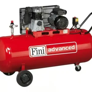 Lage Prijs Compressore aria bicilindrico 150 litri trifase 400V Fini MK103-150-3 Hp r r
IMMAGINE A PURO SCOPO ILLUSTRATIVO r r r Compressore a cinghia monostadio trifase progettato per utilizzi intensivi, è dotato di un gruppo pompante da 3 hp con cilindri in ghisa estremamente affidabile e robusto paracinghia in metallo che protegge le parti in movimento. r I comandi posizionati nella parte anteriore della macchina garantiscono un facile utilizzo. r Il serbatoio da 150 litri per una grande riserva d’aria, con ruote grandi, due ruote pivottanti e la comoda maniglia intera e inclinata garantiscono un facile trasporto. r r r
DATI TECNICI r r r Codice prodotto BNHC541FNM510 r Lubrificazione Con olio r Gruppo pompante MK103 r Capacità serbatoio (l) 150 r Potenza Hp 3 kW2,2 r Rumorosità 79 dB r Pressione massima 10 bar r N° di cilindri 2 r Aria aspirata l /min. 365 r N° giri (RPM) 1375 r Voltaggio / Frequenza (Volt / Hz) 400 /50 r Peso lordo kg 86,5 r Dimensioni imballo LxPxA (mm) 1310x430x1030 r Codice EAN 8017750232096 r r
", "sku" "09805453", "brand" { "@type" "Thing", "name" "FINI COMPRESSOR" }, "offers" { "@type" "Offer", "priceCurrency" "EUR", "price" "763.00", "itemCondition" "http //schema.org/NewCondition", "availability" "http //schema.org/InStock", "url" "https //www.toolshopitalia.it/shop/compressori/compressore-aria-bicilindrico-150-litri-trifase-400v-fini-mk103-150-3-hp", "seller" { "@type" "Organization", "name" "ToolShop Italia - Ferramenta Online" } }
}