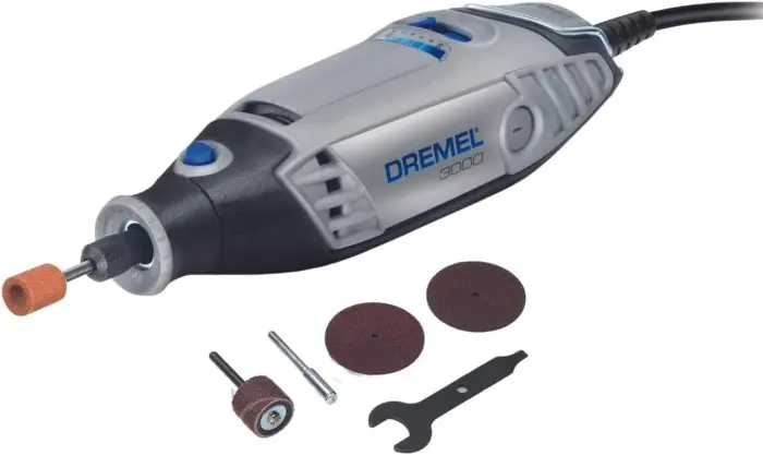 Finale Uitverkoop Dremel 3000-05 utensile multifunzione con 5 accessori r r r Multiutensile – Rapido. Compatto. Versatile. r Il kit per perfezionare i vostri progetti meno complessi r Intagliare, incidere, fresare, tagliare, levigare, smerigliare, affilare, lucidare e pulire con un unico utensile r Lavora ai tuoi progetti anche per lungo tempo r 5 accessori in dotazione per poter cominciare a lavorare immediatamente al vostro progetto r Questo kit comprende un DREMEL 3000 e 5 accessori originali Dremel. r Il Kit Dremel 3000-5 è l‘ideale per chi si avvicina a DREMEL per la prima volta consentendo comunque di cominciare a lavorare subito ai propri progetti. r r r
CONTENUTO Confezione r r r DREMEL Serie 3000 r 5 accessori Dremel di elevata qualità r Manuale di istruzioni r r r
Dati tecnici r r r Potenza dissipata nominale 130 W r Tensione 230 V r Peso 0,55 kg r Lunghezza 19 cm r Larghezza 5 cm r Profondità 4.5 cm r Velocità senza carico 10.000 33.000 1 /min r Impostazione della velocità Variabile r Sistema di sostituzione rapida degli accessori EZ Twist r Pressione acustica 77,1 dB(A) r Potenza acustica 88,1 dB(A) r Vibrazioni 12,8 m /s² r r
", "sku" "09713369", "brand" { "@type" "Thing", "name" "DREMEL" }, "offers" { "@type" "Offer", "priceCurrency" "EUR", "price" "63.35", "itemCondition" "http //schema.org/NewCondition", "availability" "http //schema.org/InStock", "url" "https //www.toolshopitalia.it/shop/utensili-dremel/dremel-3000-05-utensile-multifunzione-5-accessori", "seller" { "@type" "Organization", "name" "ToolShop Italia - Ferramenta Online" } }
}