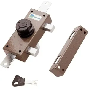 Actieprijs Serratura ferroglietto Mottura 34.329 deviatore triplice verniciato (pompa mm 50) r r r Pompa esterna singola lunghezza mm 50 r Chiave pompa esterna r Pomolo interno autobloccante r Triplice chiusura r Finitura verniciato r Entrata chiave mm.30 r dimensioni scatola mm.60x140x32 r apertura interna con pomolo autobloccante r corsa aste mm.20 r chiavistelli sezione 20x14 r corsa chiavistelli mm.22 r in dotazione passanti aste, cavallotto superiore, boccola a pavimento, mostrina esterna ottonata, Ferrogliera r 3 chiavi in confezione sigillata r ASTE NON COMPRESE r r
", "sku" "00371414", "brand" { "@type" "Thing", "name" "MOTTURA" }, "offers" { "@type" "Offer", "priceCurrency" "EUR", "price" "140.00", "itemCondition" "http //schema.org/NewCondition", "availability" "http //schema.org/InStock", "url" "https //www.toolshopitalia.it/shop/serrature-e-accessori/serratura-ferroglietto-mottura-34-329-deviatore-triplice-verniciato", "seller" { "@type" "Organization", "name" "ToolShop Italia - Ferramenta Online" } }
}